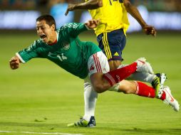 ''Chicharito'' Hernández cae tras un choque con el colombiano Luis Amaranto Perea. AP  /