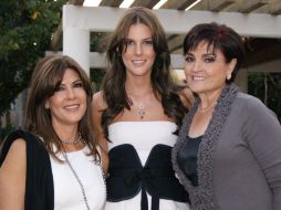 Stefanie Hinrichsen con su mamá, Graciela Iglesias y su futura suegra, Graciela García.  /