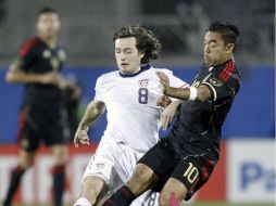 Marco Fabián y el mediocampista estadounidense, Mix Diskerud, luchan por el balón. REUTERS  /