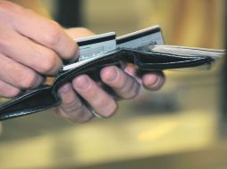 Las tarjetas de crédito deben usarse con moderación, afirman los especialistas financieros. ESPECIAL  /