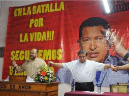 Militantes de Chavez rezan al momento de internarlo para su tercer operación. Hoy Chavez confirma su recuperación. AFP  /