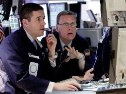 El principal índice del parqué neoyorquino terminó con 12 mil 980.3 unidades. AP  /