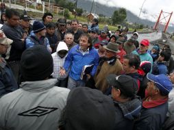El dirigente del Movimiento Social por Aysén, Iván Fuentes (c), conversa con un grupo de manifestantes. EFE  /