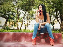 El look desenfadado con jeans desgarrados permanece como un clásico urbano.  /