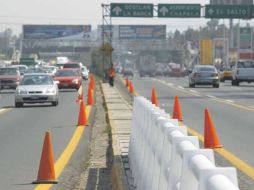 En la Carretera a Chapala, la Secretaría de Desarrollo Urbano instala una división y reduce la zona verde.  /