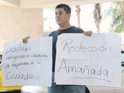 Las mismas ONG que presentaron el ''contrainforme'' protestaron durante la exposición oficial del V Informe anual de Felipe Álvarez.  /