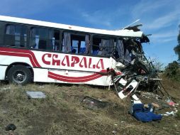 Por lo aparatoso del accidente acudieron diversas corporaciones médicas para atender a los heridos.  /