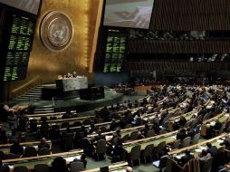 Los diplomáticos cambiaron hoy los habituales trajes y corbatas por ponchos peruanos, quimonos, entre otros trajes. EFE  /