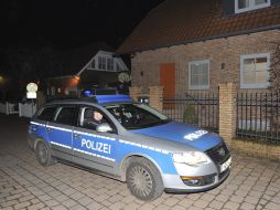 Un coche de policía patrulla junto a la vivienda del expresidente alemán Christian Wulff. EFE  /