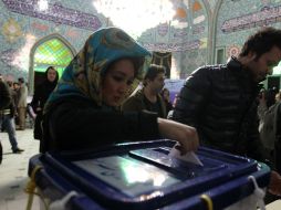 Una mujer vota en una mezquita acondicionada como casilla electoral para la ocasión. AFP  /