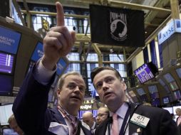 El Dow Jones restó 2.73 puntos para acabar en las 12 mil 977.57 unidades. ARCHIVO  /