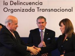 La procuradora de México, Marisela Morales (der), y el secretario general de la OEA, José Miguel Insulza (izq). EL UNIVERSAL  /