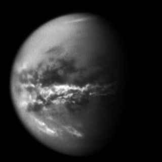 Sonda Cassini detecta oxígeno en Dione, una luna de Saturno