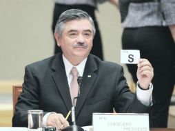 El consejero presidente del IFE, Leonardo Valdés , durante el sorteo para delimitar las posibilidades de colaboradores electorales. NTX  /