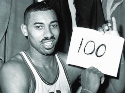 Wilt Chamberlain, entonces centro de los Warriors de Filadelfia, muestra una hoja con el número 100 escrito. AP  /