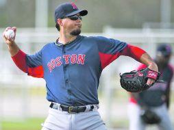 El lanzador Josh Beckett y los Medias Rojas de Boston se quedaron fuera de postemporada en el último juego de la campaña. REUTERS  /