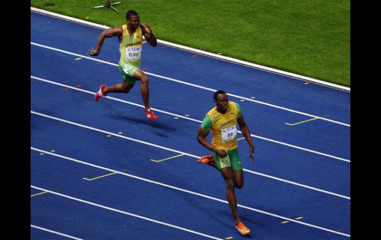 Boltón (izq) se volverá a encarar con su compatriota Powell (der) el próximo 31 de mayo. MEXSPORT  /