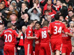 Jugadores de Liverpool luego de disputarse el juego contra el Arsenal. AP  /