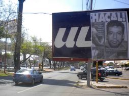 Carteles pegados en Periférico Norte y en la base de microbuses donde trabajaba el presunto asesino. EL UNIVERSAL  /