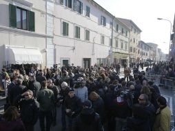 Vista general del teatro donde se realizó la audiencia, los asistentes esperan para entrar. AP  /