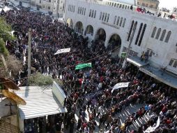 Cientos de sirios manifestándose en Deraa (Siria). EFE  /