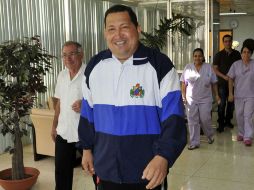 Chávez mientras camina en el centro asistencial de La Habana donde es atendido. AP  /