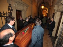 Varias personas portan el ataúd del cantante, compositor e instrumentista italiano. EFE  /