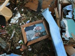 Retrato de una pareja en una casa destrozada de Henryville, Indiana, una de las entidades más afectadas. AFP  /
