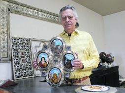 El artesano oriundo de San Martín Hidalgo sostiene el Evangeliario, una de sus obras.  /