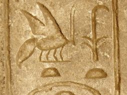 Fue hallado en un cartucho real, un medallón en forma ovalada con el jeroglífico del faraón. EFE  /