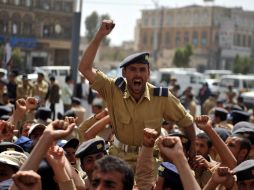 Miembros del ejército yemení gritan durante una manifestación en la que piden la destitución del general Mohammed Saleh al-Ahm. EFE  /