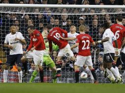 Wayne Rooney (10) remata de cabeza para anotar el primer gol del juego ante el Tottenham. AP  /