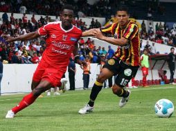 Luciano Emilio (izq) fue una pesadilla para la zaga de los Leones Negros. MEXSPORT  /