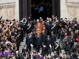 El ataúd fue transportado al cementerio Certosa de Bolonia, para ser sepultado. EFE  /