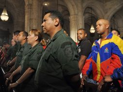 Decenas de personas se congregaron este domingo en la Catedral Virgen María de la Concepción Inmaculada. AFP  /