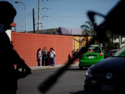 Policías resguardan el sitio donde tres hombres fueron asesinados hoy en Monterrey. REUTERS  /