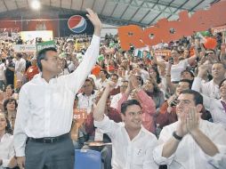 El candidato Héctor Robles (de pie) saluda a los priistas, ante Aristóteles Sandoval (centro) y el alcalde Héctor Vielma.  /