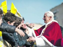El Papa saluda a un grupo de estudiantes durante su visita a la iglesia de San Giovanni Battista. El 23 de marzo llega a México. EFE  /