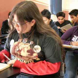 Otorgan becas de estudios a jóvenes de Tlaquepaque