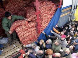Reparto de sacos de patatas en Salónica, Grecia, se venden a precio de producción para ayudar a los afectados por la crisis. EFE  /