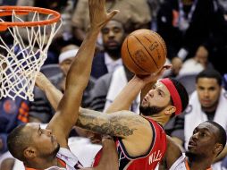 Deron Williams encesta contra los Charlotte Bobcats. AP  /