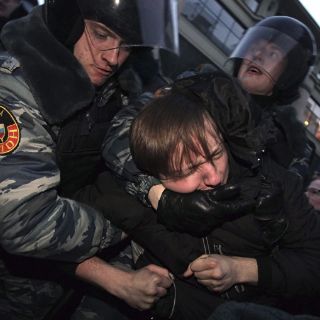 Miles protestan por resultado electoral en Rusia; detienen a un centenar