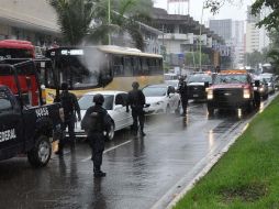 Elementos de la Policía Federal vigilan la avenida Costera Miguel Alemán. ARCHIVO  /