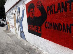Un graffiti con la figura del presidente venezolano, Hugo Chávez. EFE  /