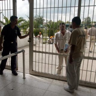 Encuentran arsenal durante cateo en penal de Ciudad Juárez