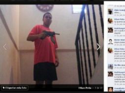 Ethan Peña mostró en su cuenta de Facebook una foto posando con una subametralladora USI. ESPECIAL  /