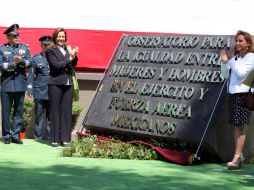 Margarita Zavala (izq) destacó que actualmente 12 mil mujeres prestan sus servicios en el Ejército. EL UNIVERSAL  /