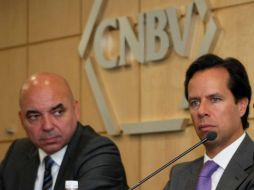 El presidente de la CNBV (der) dijo que el endeudamiento excesivo de algunas entidades genera concentraciones de riesgo. ARCHIVO  /