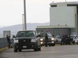 El joven se encuentra con su padre en las instalaciones de la Procuraduría General de Justicia del Estado. ARCHIVO  /