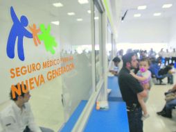 Los usuarios del Seguro Popular hacen largas filas en las farmacias en espera de que les surtan sus medicamentos.  /